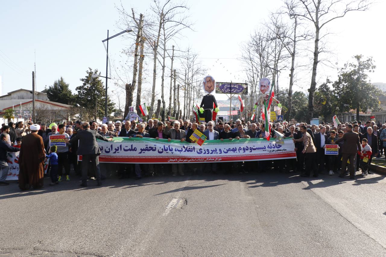 حضور رضا زنده دل شهردار لاهیجان، اعضای شورای اسلامی شهر، مدیران و کارکنان شهرداری به همراه مسئولان و شهروندان در راهپیمایی ۲۲ بهمن